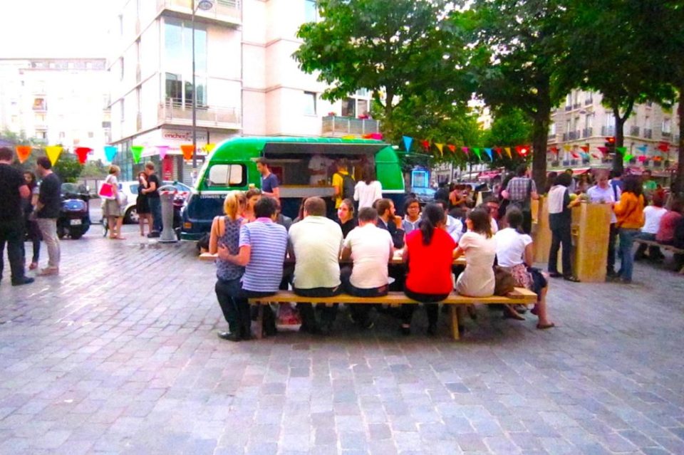 Construction de 3 tables modèle Madeleine pour la ville de Paris, en noyer d’Amérique et en chêne issus des coupes locales